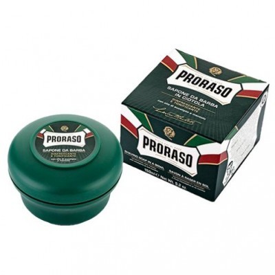 Frasco verde e caixa de sabão de barbear Proraso com texto visível