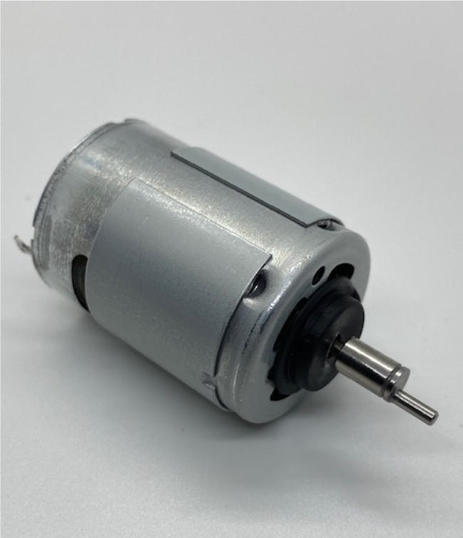 Motor elétrico pequeno prateado com eixo rotativo