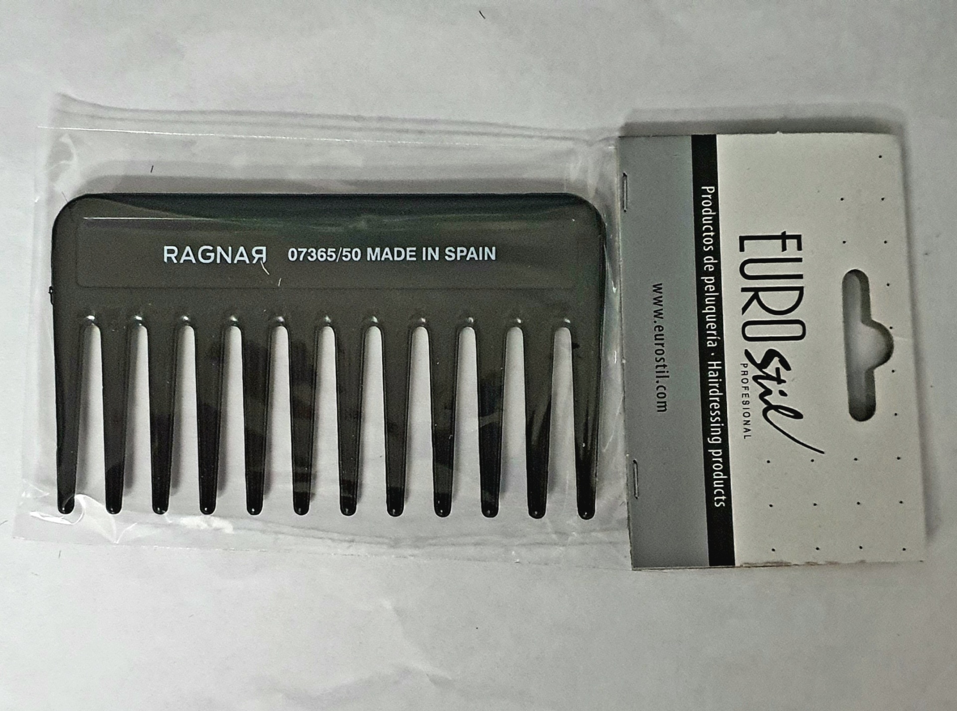 Pente largo preto em embalagem plástica e cartão de marca Euros style