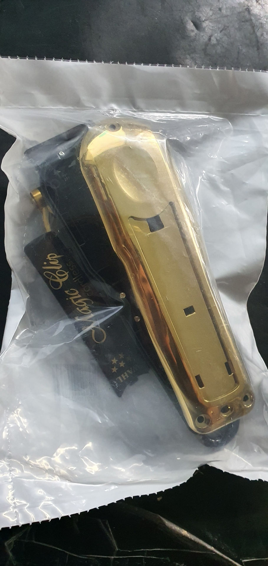 Capas dourada e preta para máquina de cortar cabelo na embalagem