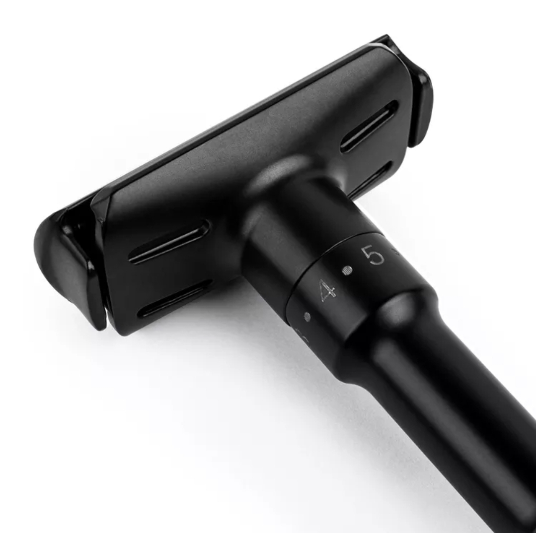 Aparelho de barbear preto com marcador numérico