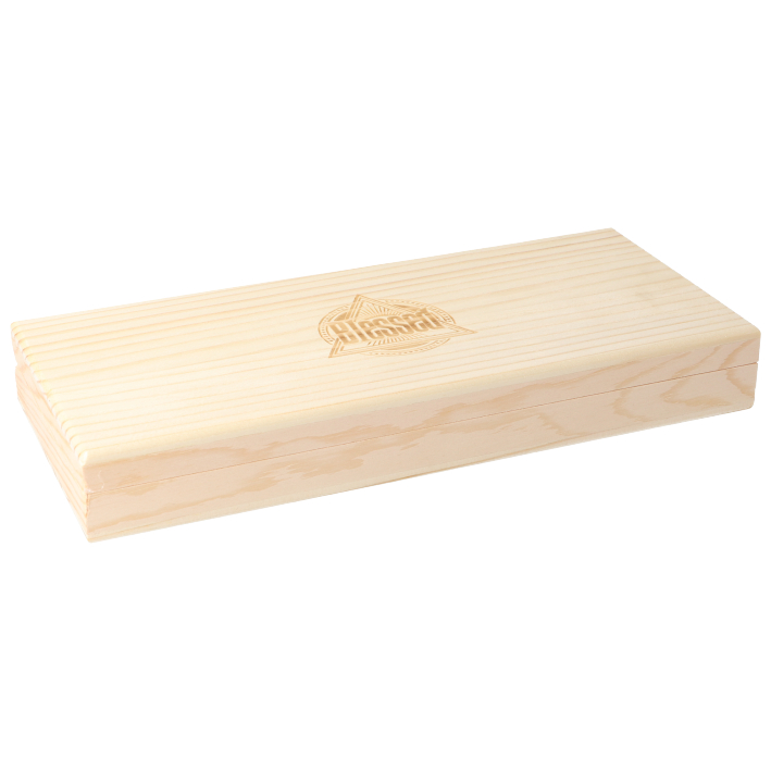Caixa de madeira clara com tampa e logótipo gravado