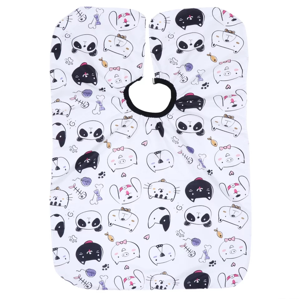 Babete branco com padrões de gatos e objetos em tons pretos, brancos, cinzentos e rosa