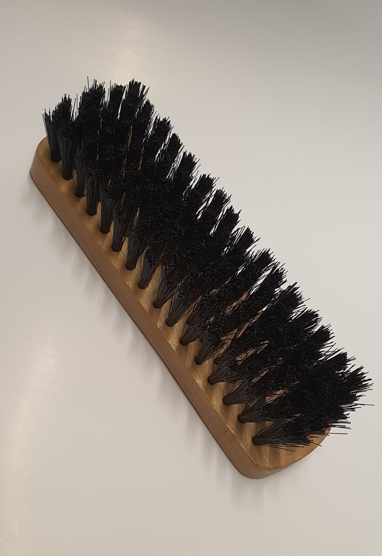 Escova de lavar com cabo de madeira e cerdas pretas