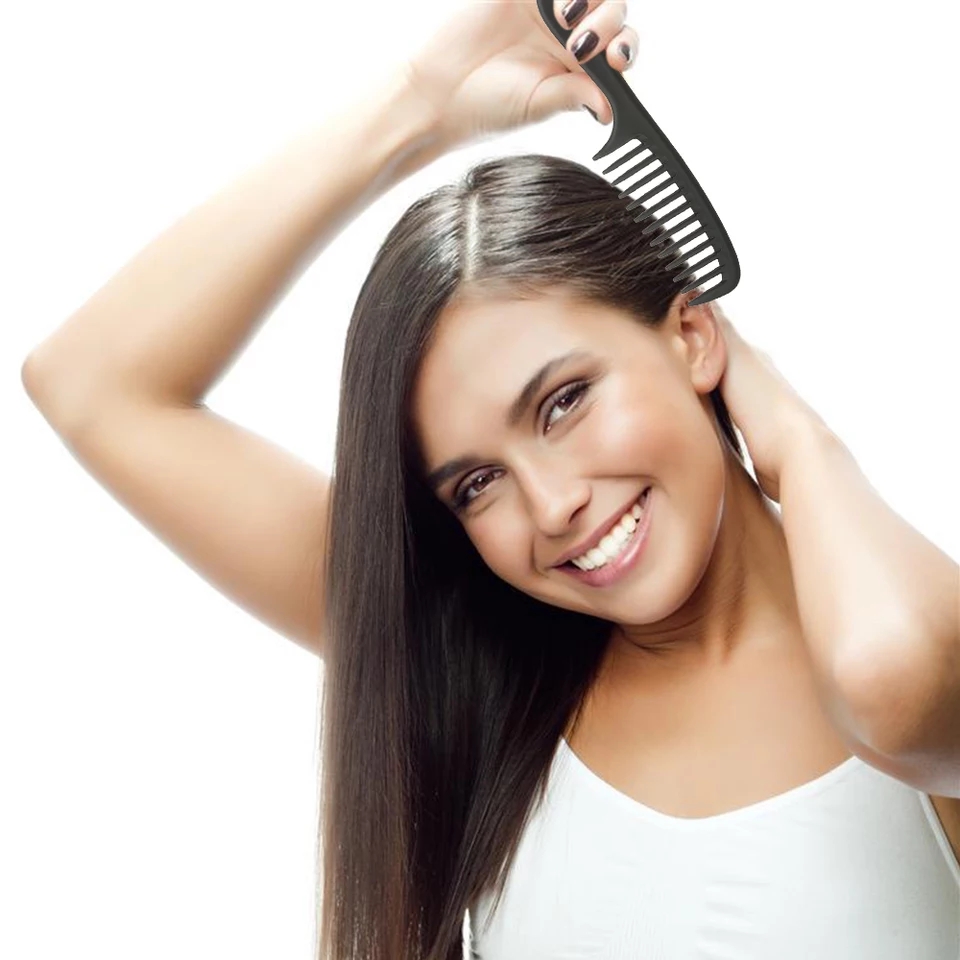 Mulher de pele morena clara a pentear cabelo castanho liso com pente preto