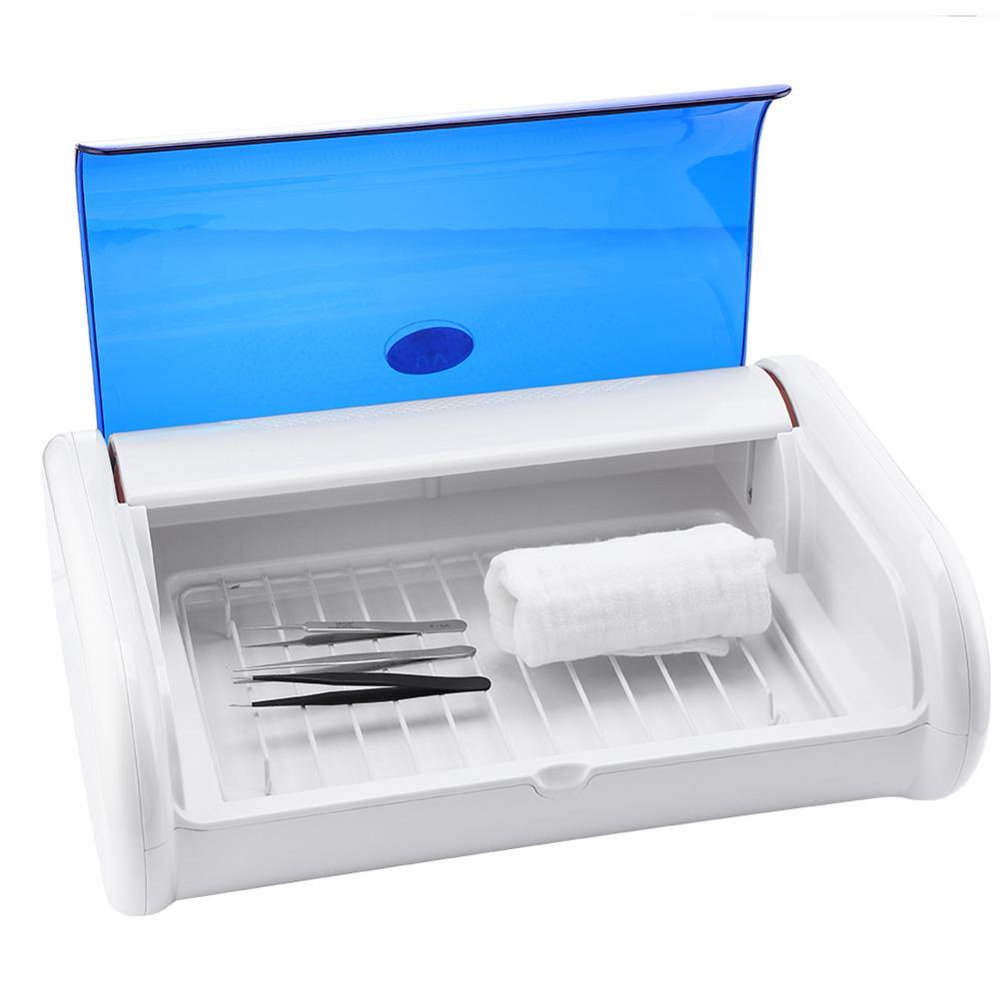 Esterilizador branco com tampa azul translúcida aberto contendo toalha branca e pinças