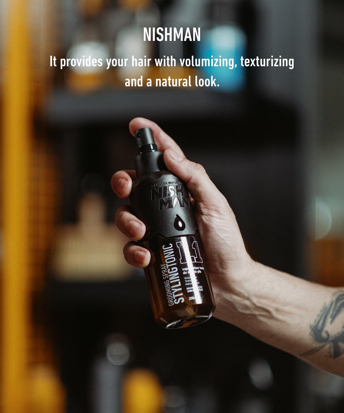 Frasco de produto para cabelo NISHMAN com spray na mão de pessoa