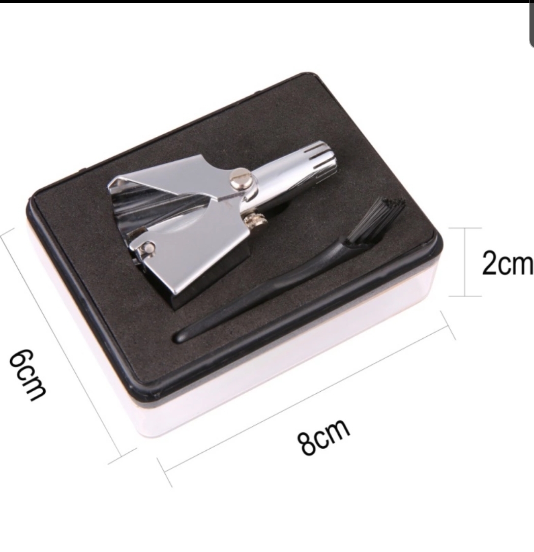 Utensílio metálico prateado e escova preta em caixa preta com espuma