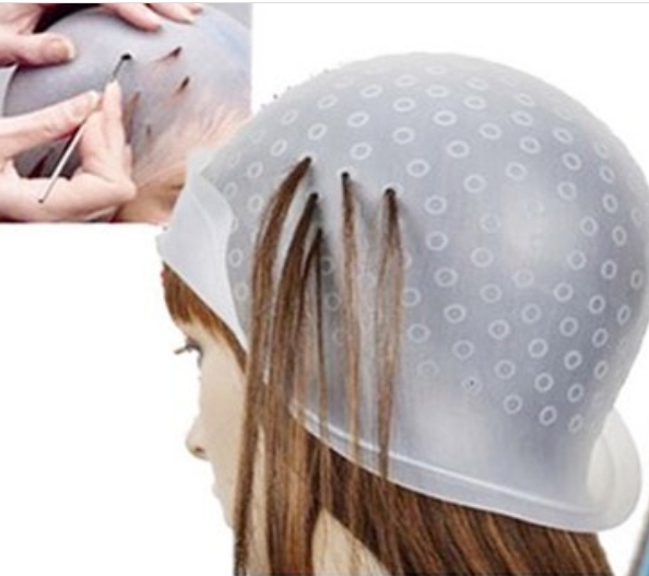 Touca plástico translúcido com círculos brancos e cabelo inserido para tranças