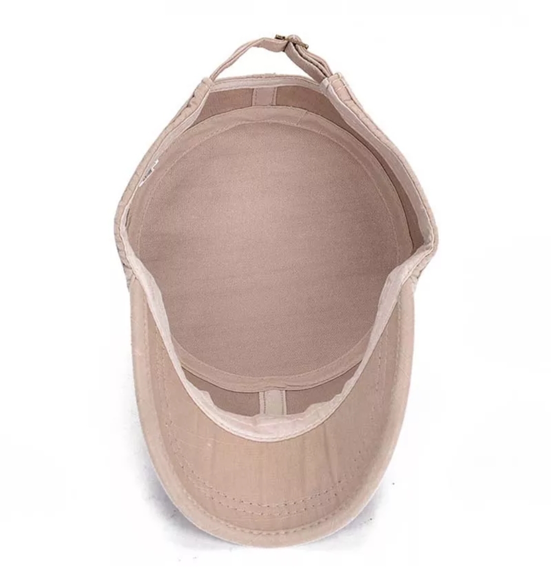 Boné bege claro visto de cima com aba curva