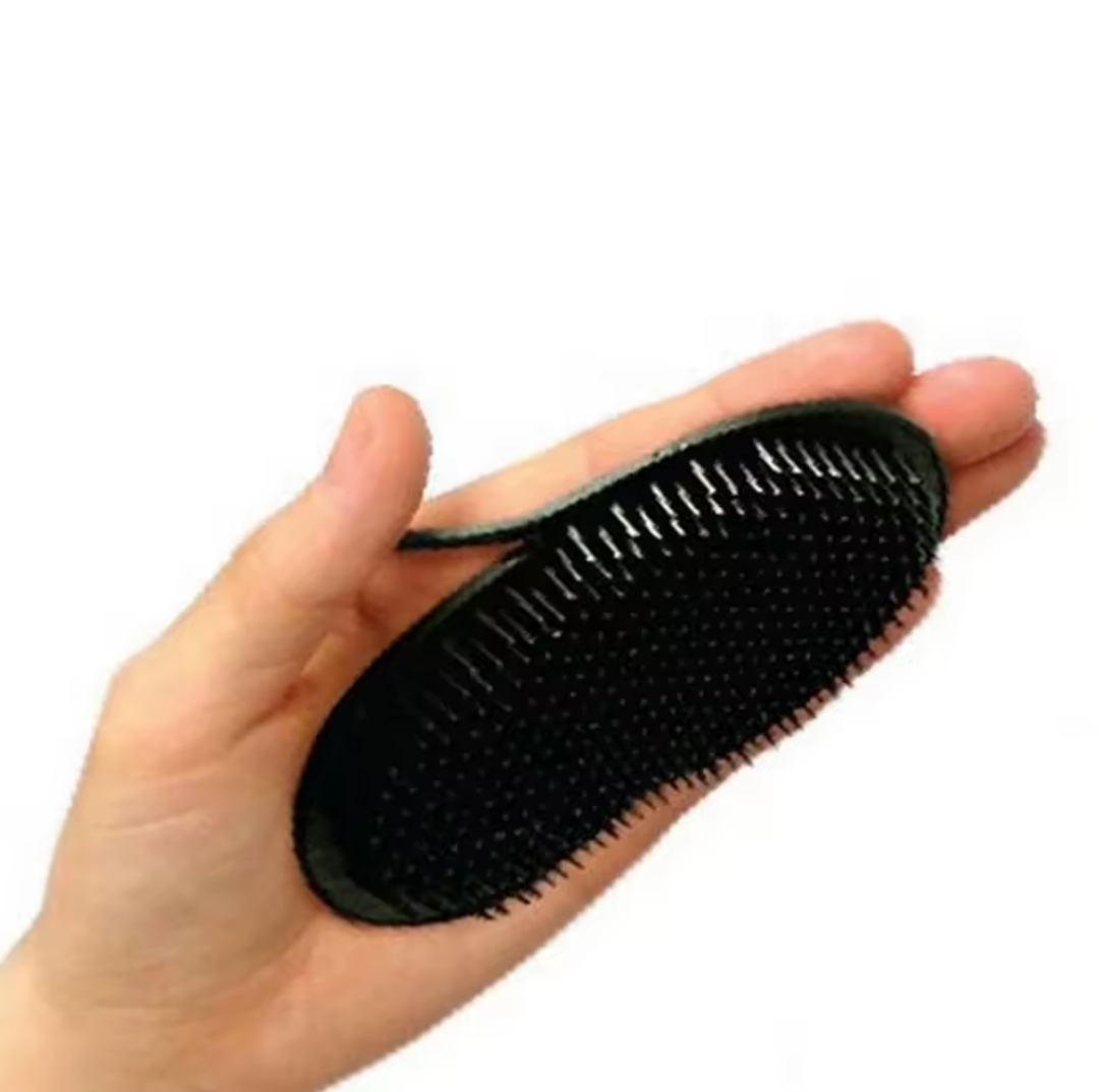 Escova de cabelo preta pequena com cerdas e alça