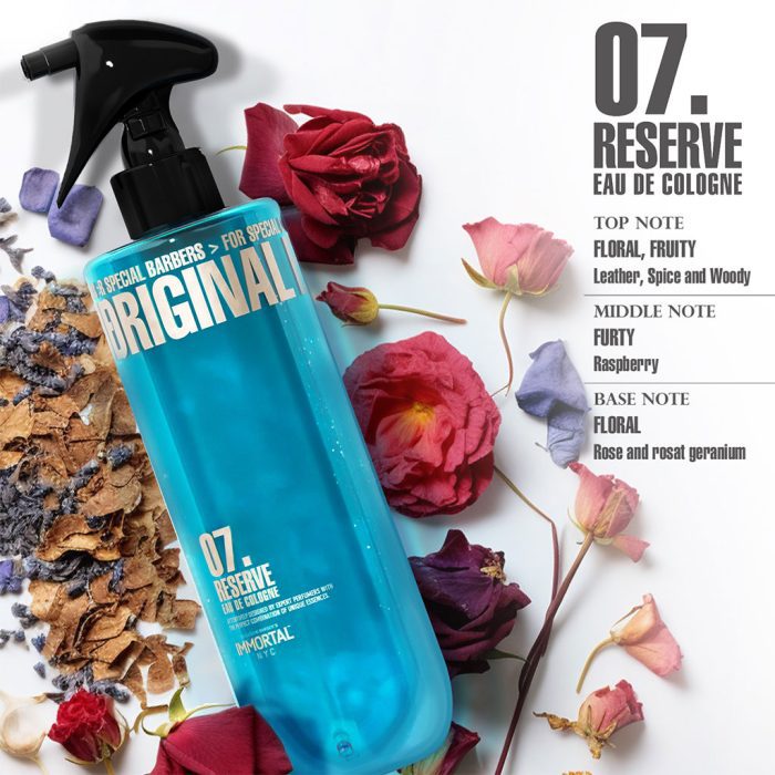 Frasco azul com pulverizador e flores espalhadas ao redor, texto com notas olfativas.