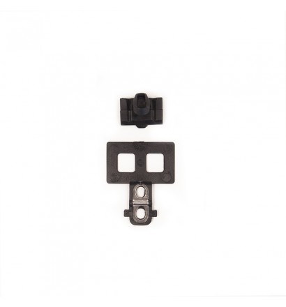 Três peças plásticas pretas separadas e alinhadas verticalmente num fundo branco