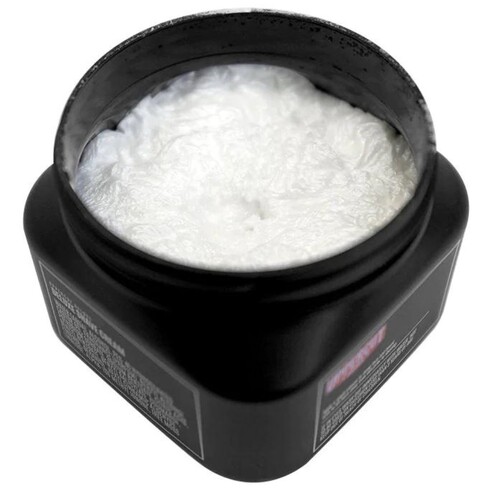 Pote preto quadrado aberto com creme branco denso