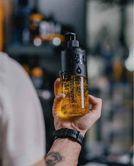 Frasco de gel de barbear transparente com tampa preta e texto SHAVING GEL