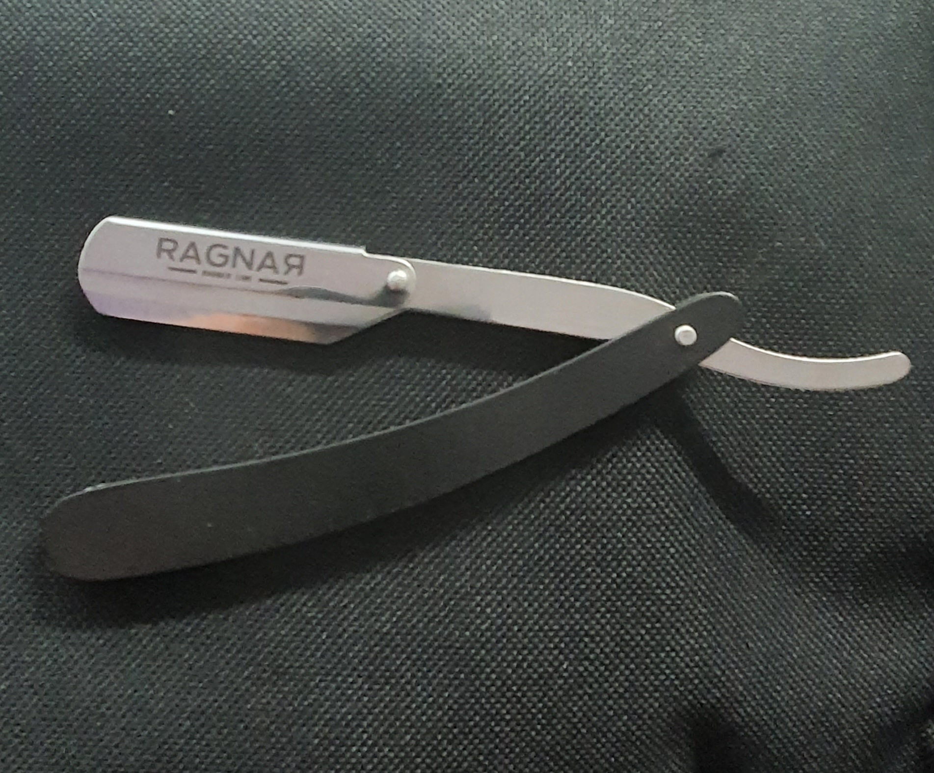 Navalha de barbear de aço inoxidável com cabo preto e lâmina prateada