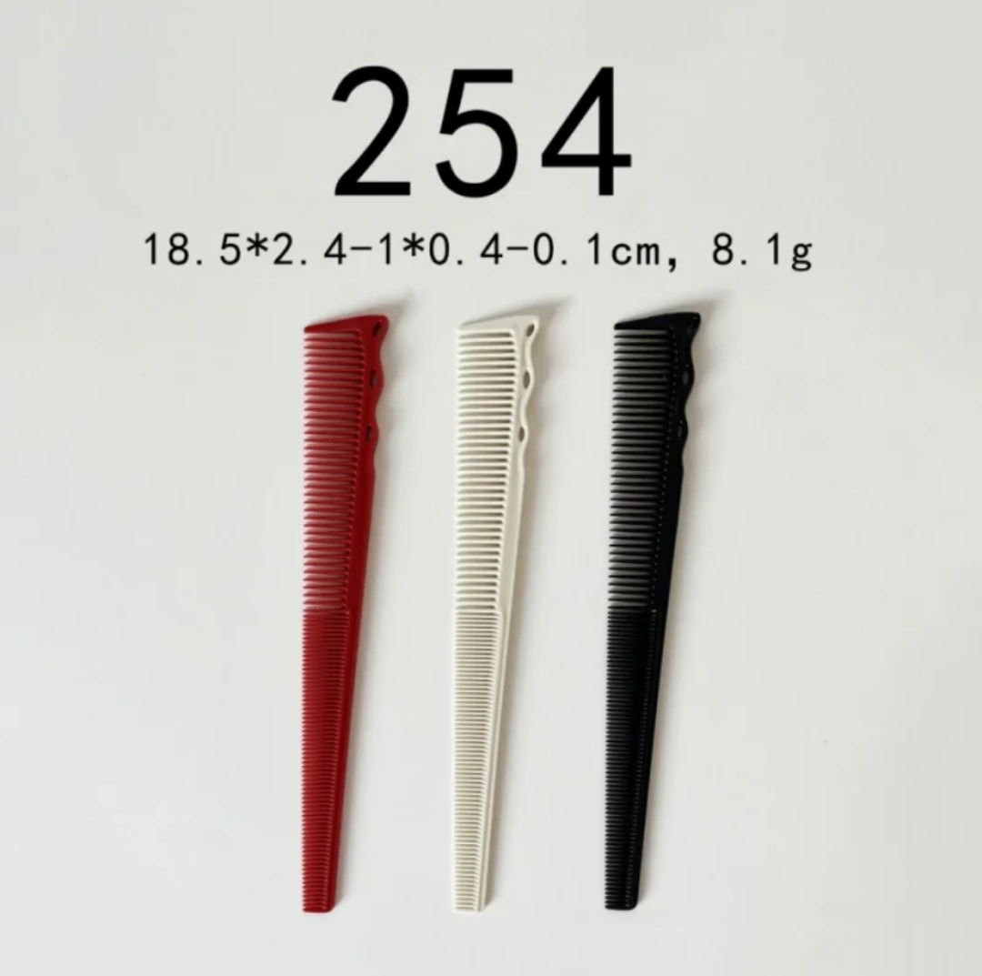 Três pentes de plástico vermelho, branco e preto com medidas acima