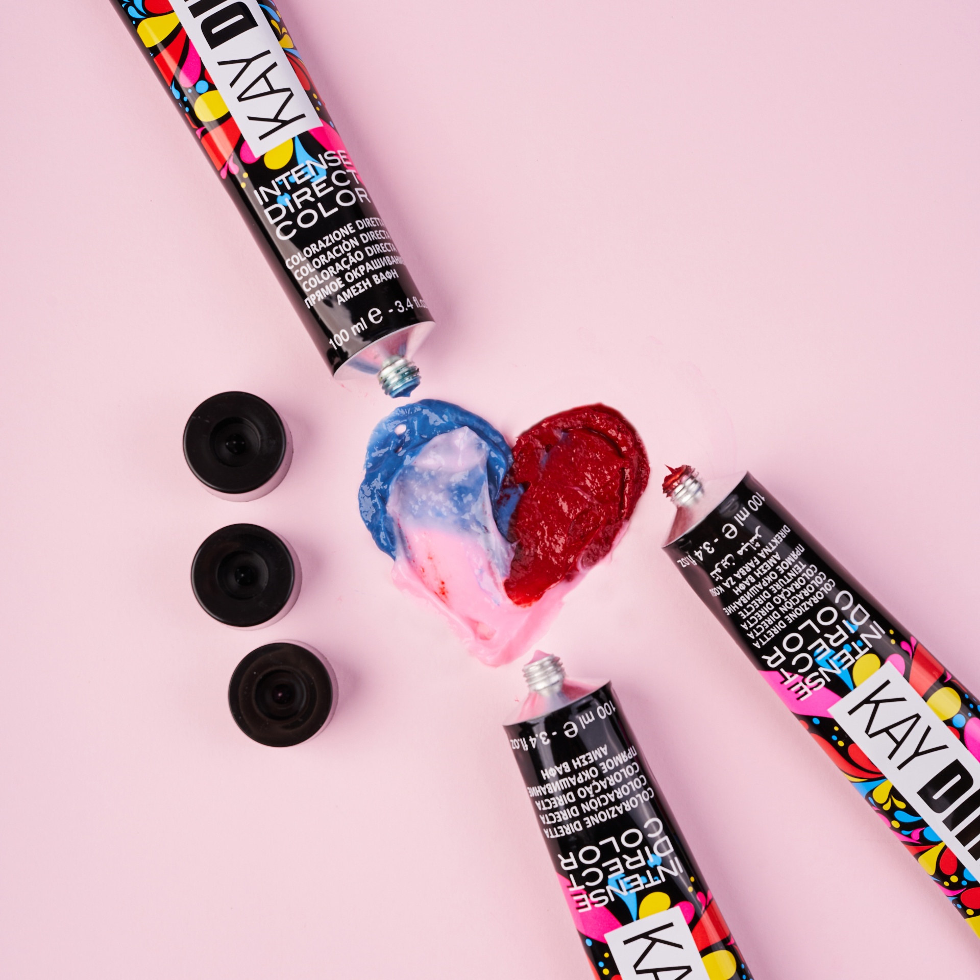 Tubos de tinta acrílica e mistura colorida em formato de coração