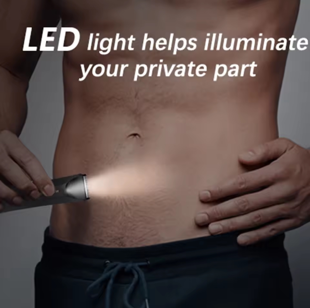 Homem a usar lanterna LED para iluminar a zona abdominal