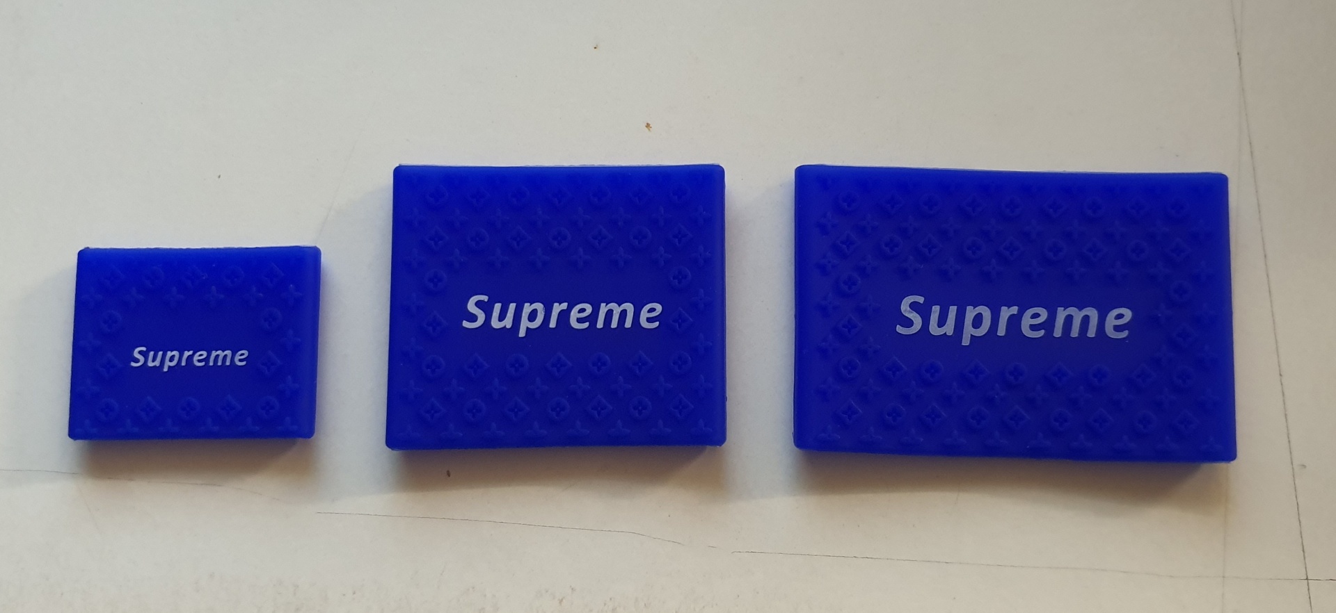 Almofadas azuis com texto Supreme em branco