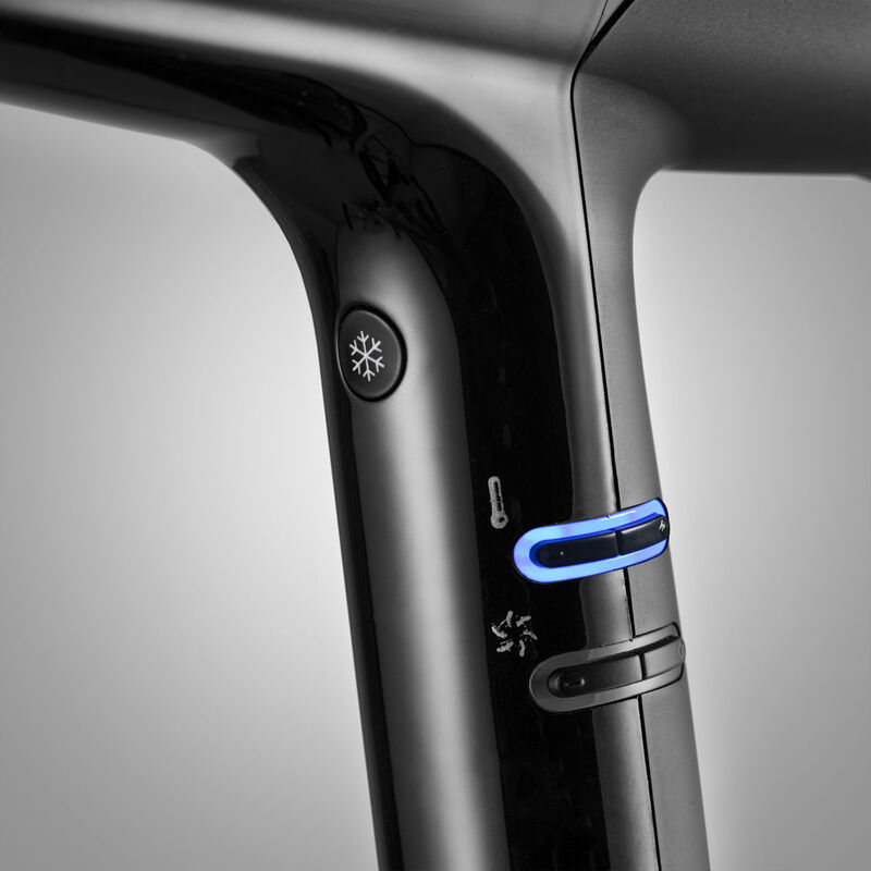 secador de cabelo preto com botões e indicador luminoso azul