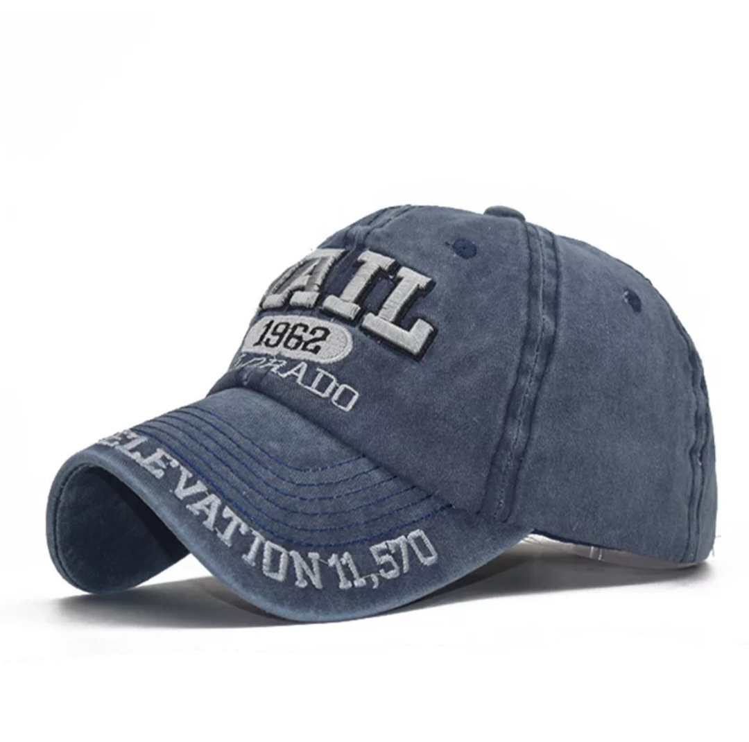 Boné azul escuro com bordados brancos e cinzentos, 'FAIL 1962', 'COLORADO', 'ELEVATION 11,570'