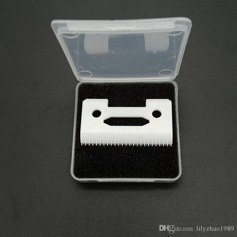 Pente branco de plástico com dentes finos numa caixa transparente e espuma preta