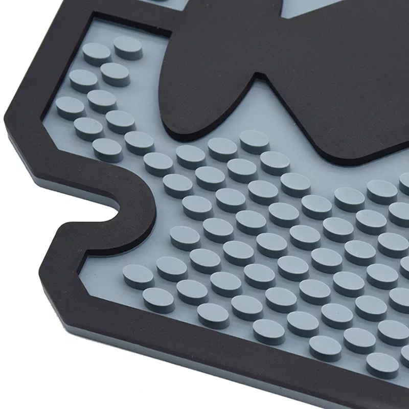 Tapete preto e cinzento com pontos salientes e recorte