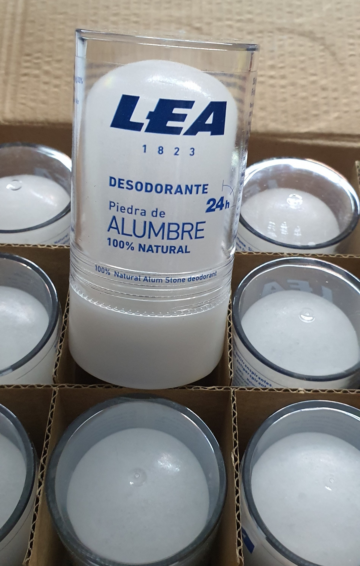 Desodorizante LEA Piedra de Alumbre 100% natural em embalagem transparente com tampa branca