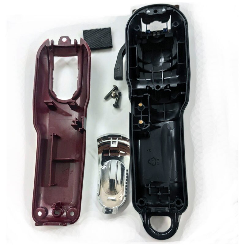 Peças plásticas para máquina de barbear desmontada em fundo branco