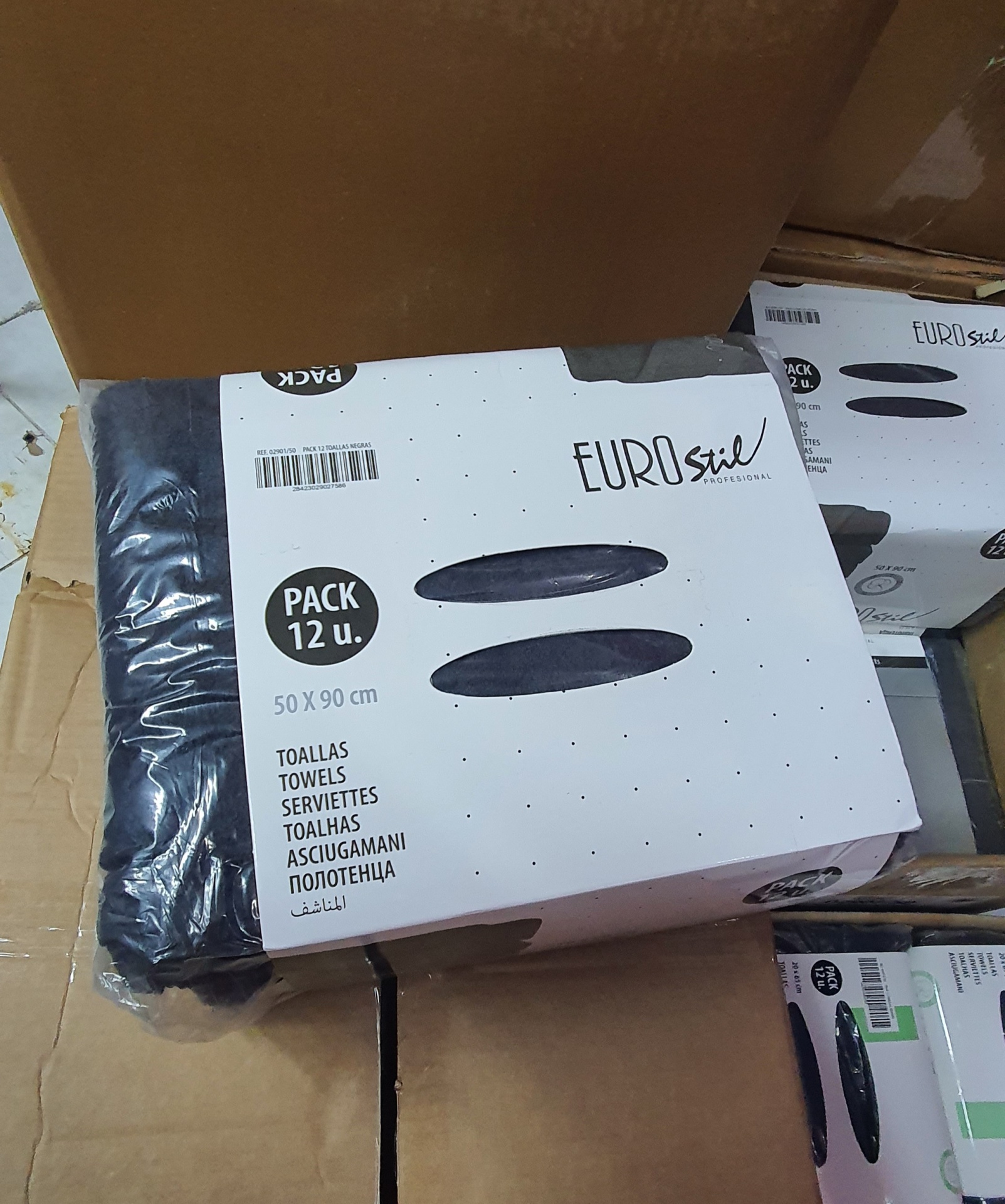 Pacote de toalhas pretas Eurotextil embalado em plástico com rótulo branco