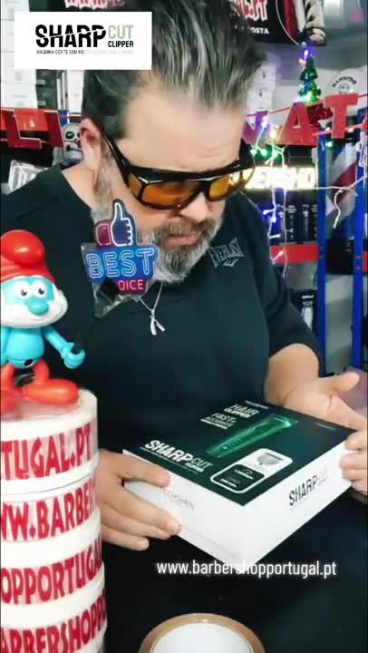 Homem com óculos segurando caixa SHARP CUT CARBIS numa loja decorada