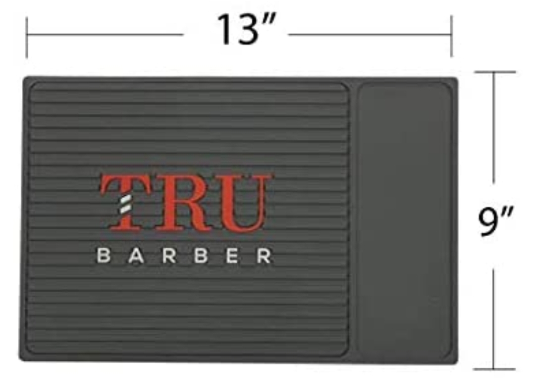 Tapete preto com texto TRU BARBER e dimensões 13x9 polegadas