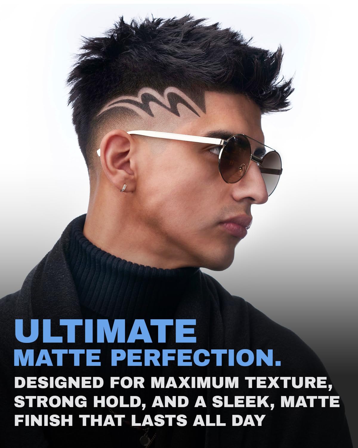 Homem com cabelo preto texturizado, cortes laterais, óculos de sol e camisola preta, fundo branco com texto promocional