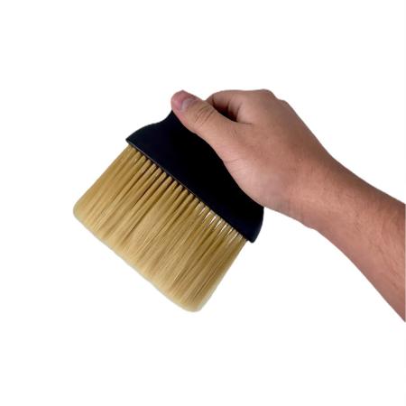 Escova larga para pintura com cerdas brancas e cabo preto