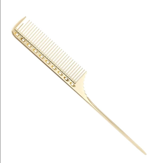 Pente fino bege com decoração de furos ovais em fundo branco