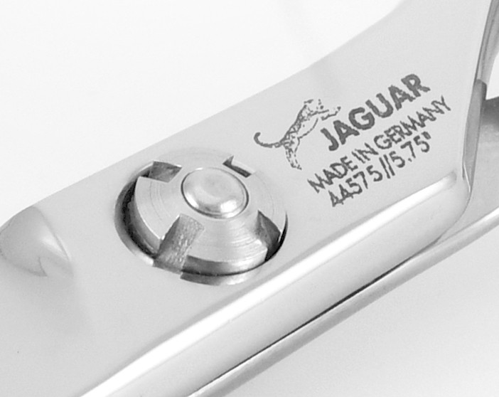 Ferramenta metálica com inscrição JAGUAR MADE IN GERMANY