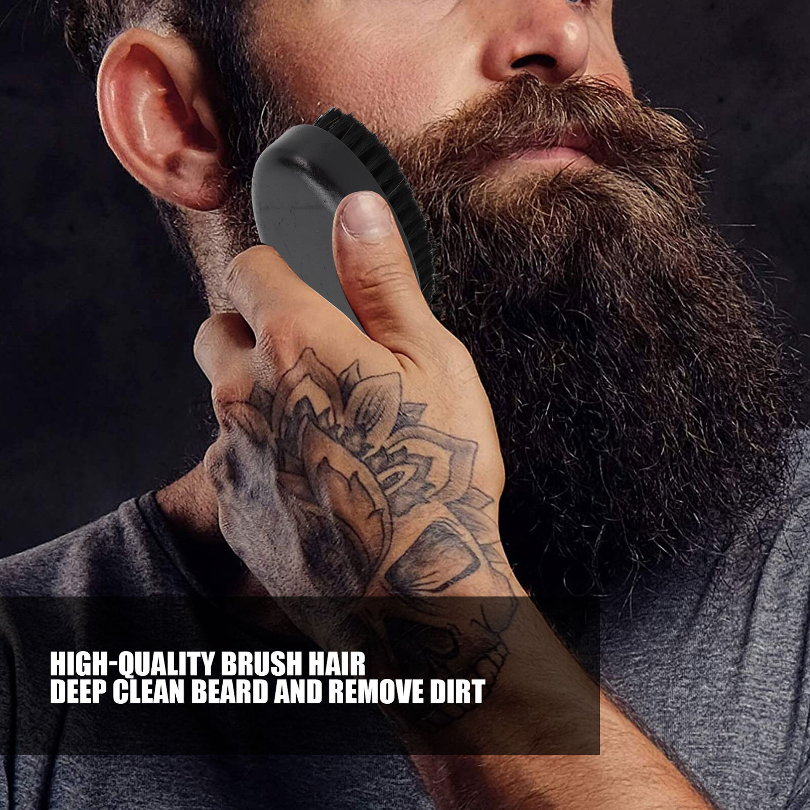 Homem a escovar a barba com escova preta, mão tatuada e texto na imagem