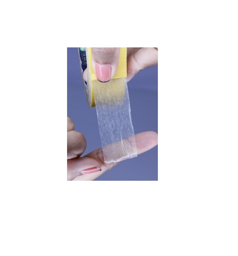 Fita adesiva transparente desenrolada de rolo amarelo nas mãos