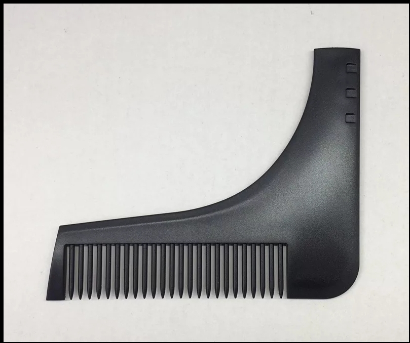 Pente preto curvo de plástico sobre fundo branco