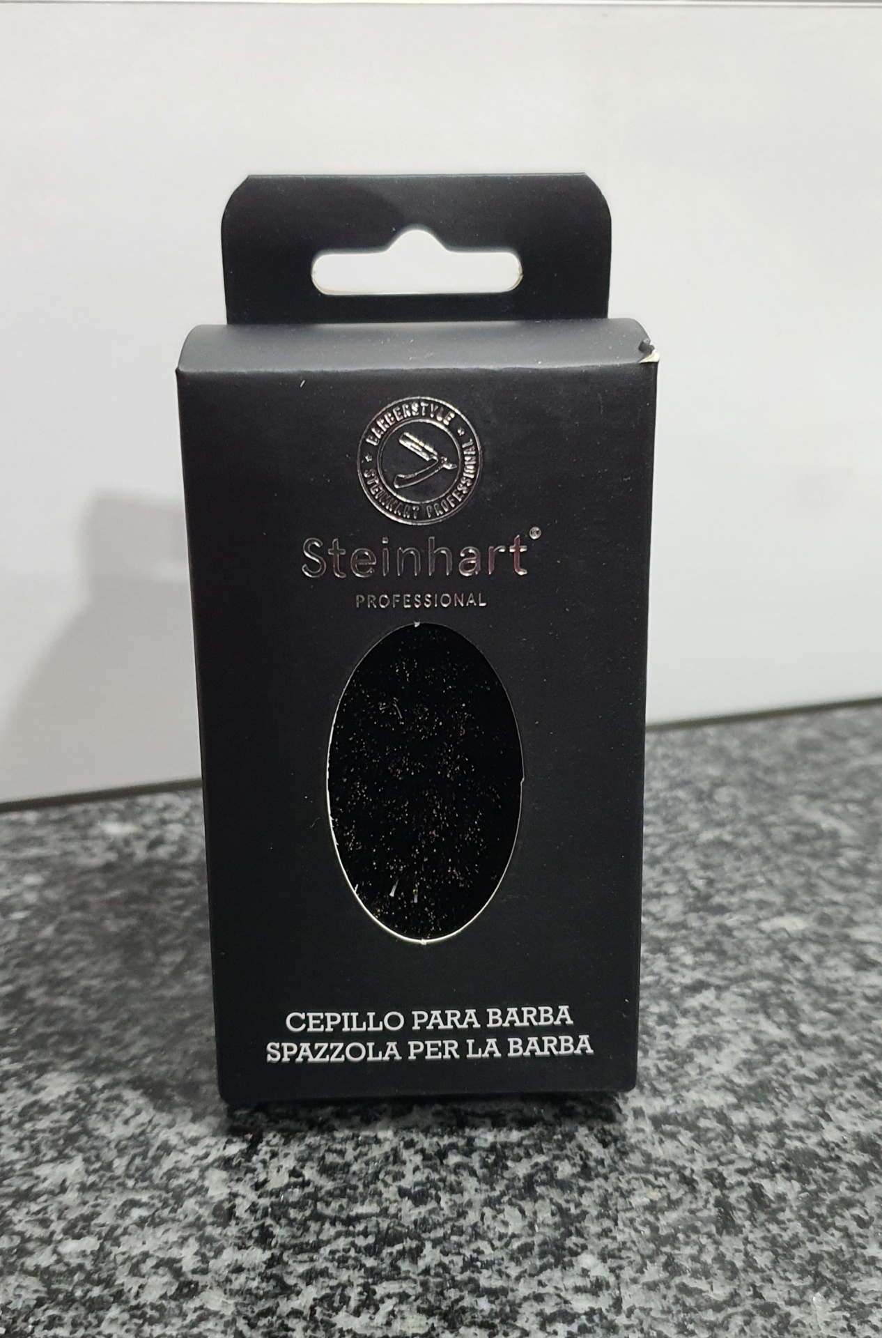 Embalagem preta de escova para barba Steinhart profissional com texto em espanhol e italiano