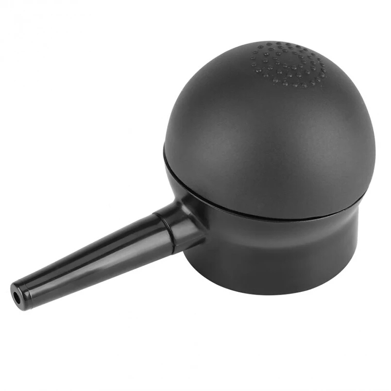 aspersor vermelho de plástico com bico longo em fundo branco