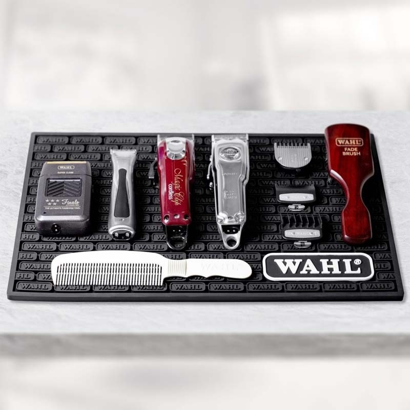 Conjunto de ferramentas para cabelo WAHL com máquina, pente, escova e acessórios sobre tapete preto