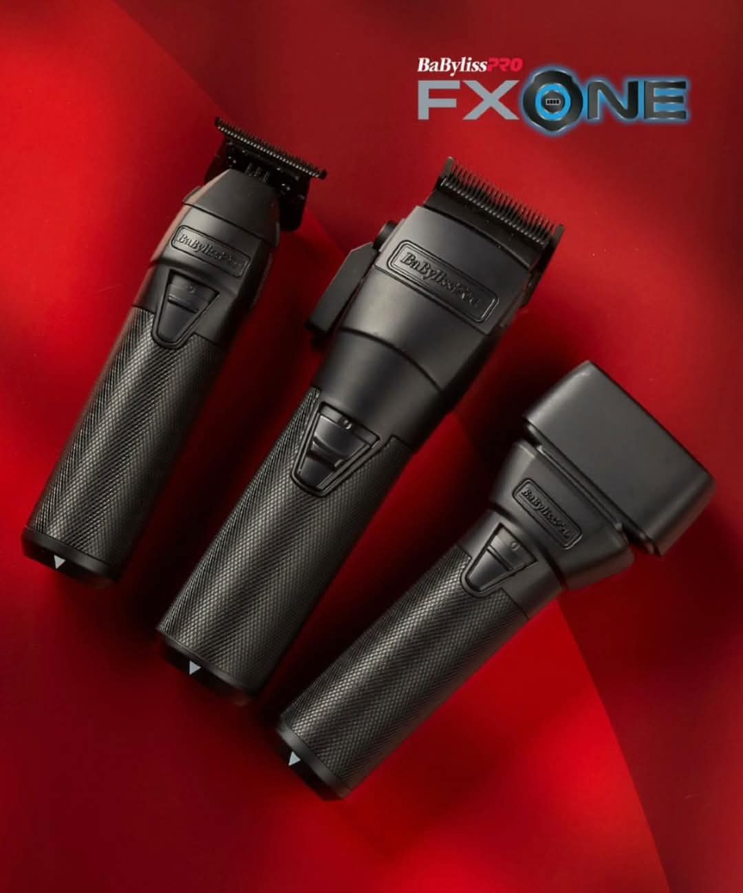 Três aparadores de cabelo BaByliss PRO FX ONE pretos com textura em fundo vermelho