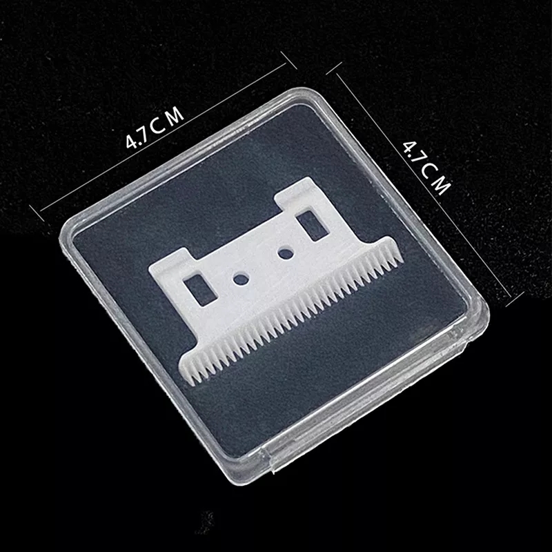 Lâmina branca de aparar dentro de caixa plástica transparente sobre fundo preto