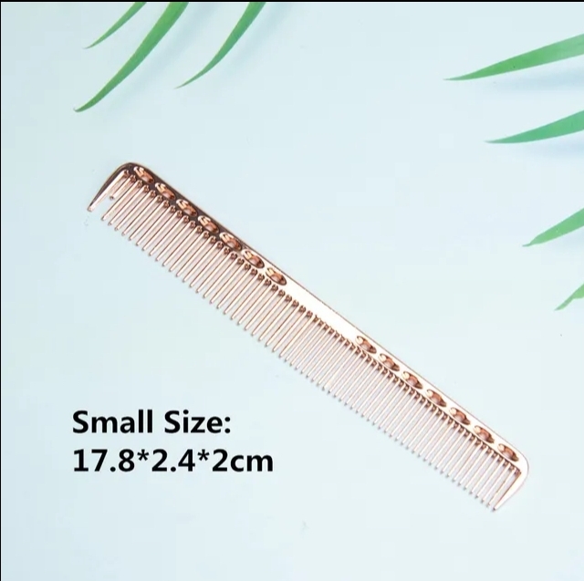 Pente metálico cor cobre com texto de tamanho em fundo azul claro