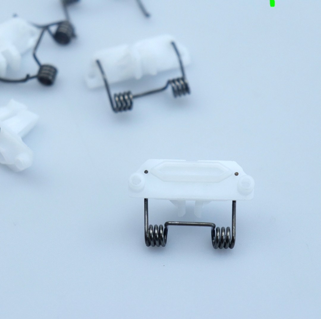 Mola com suporte plástico branco em fundo branco