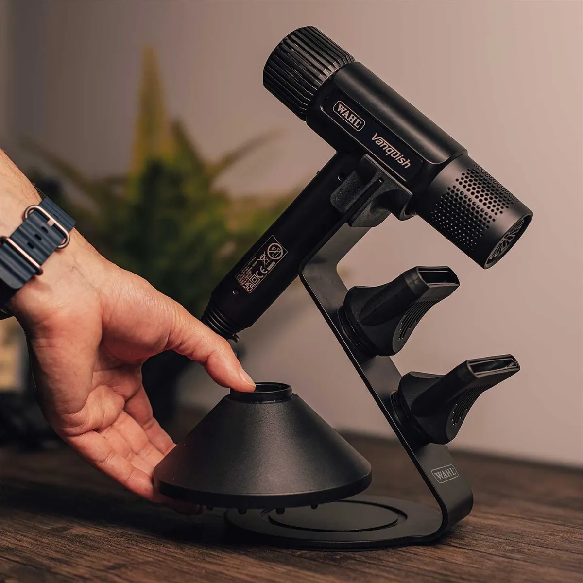 Secador de cabelo preto WAHL Versapush com acessórios e suporte