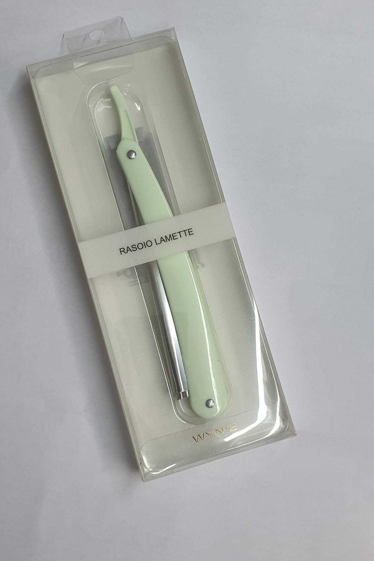 Navalha de barbear com cabo verde claro embalada em estojo transparente