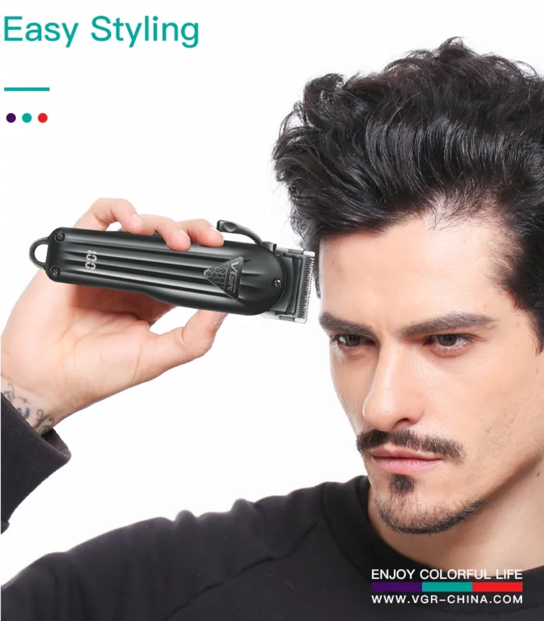 Homem a cortar cabelo com máquina de cortar cabelo preta